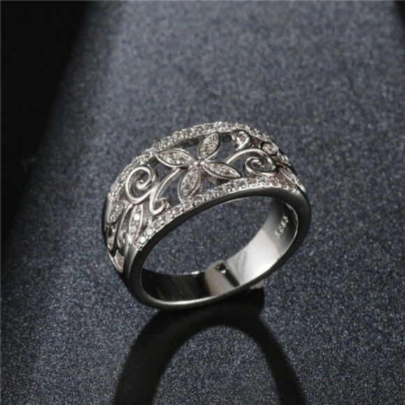 Elegant 925 Silver White Sapphire Ring New - Picture 3 of 3